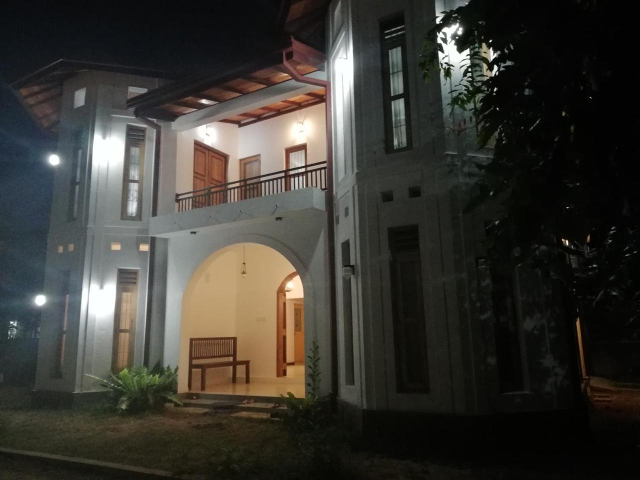 Air Port 5 Minutes Super Clean Upul Bed & Breakfast Negombo Dış mekan fotoğraf