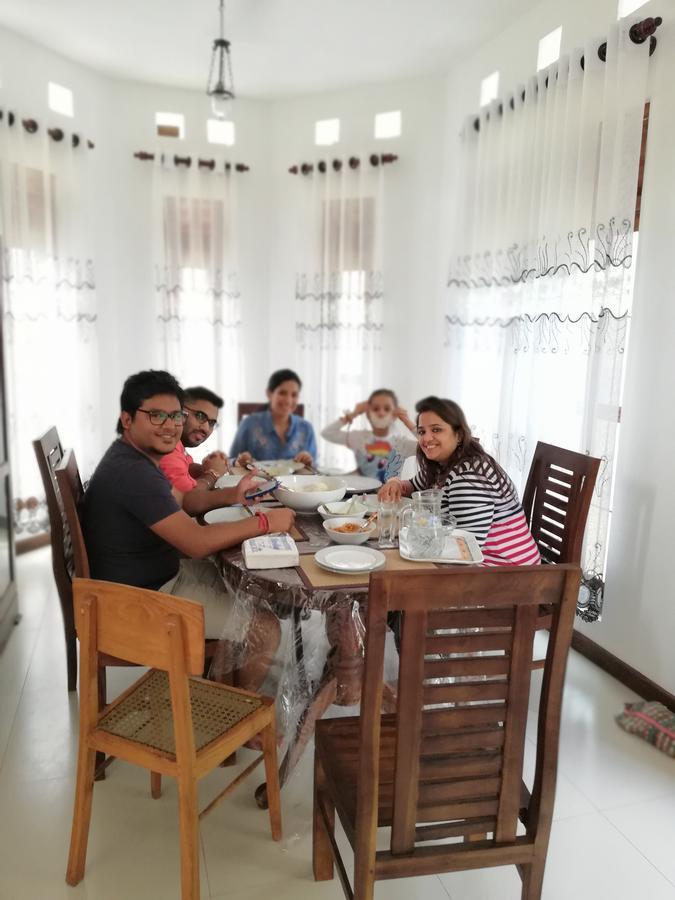 Air Port 5 Minutes Super Clean Upul Bed & Breakfast Negombo Dış mekan fotoğraf