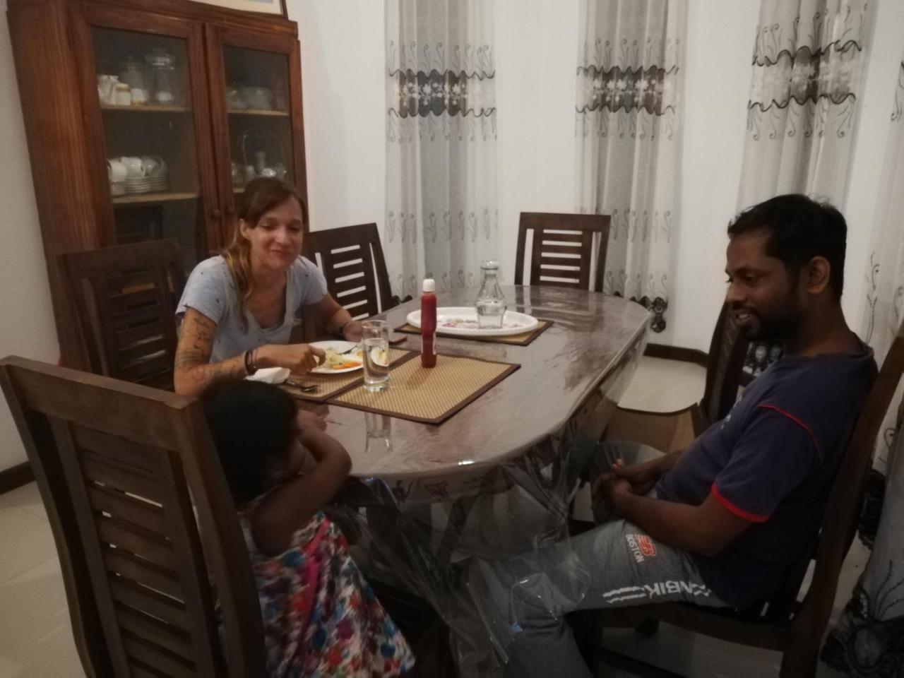 Air Port 5 Minutes Super Clean Upul Bed & Breakfast Negombo Dış mekan fotoğraf